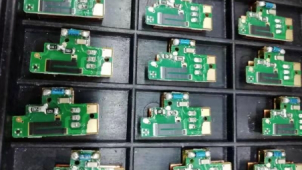 PCB板碳膜电路上的杂物,松香助焊剂残留物清洗